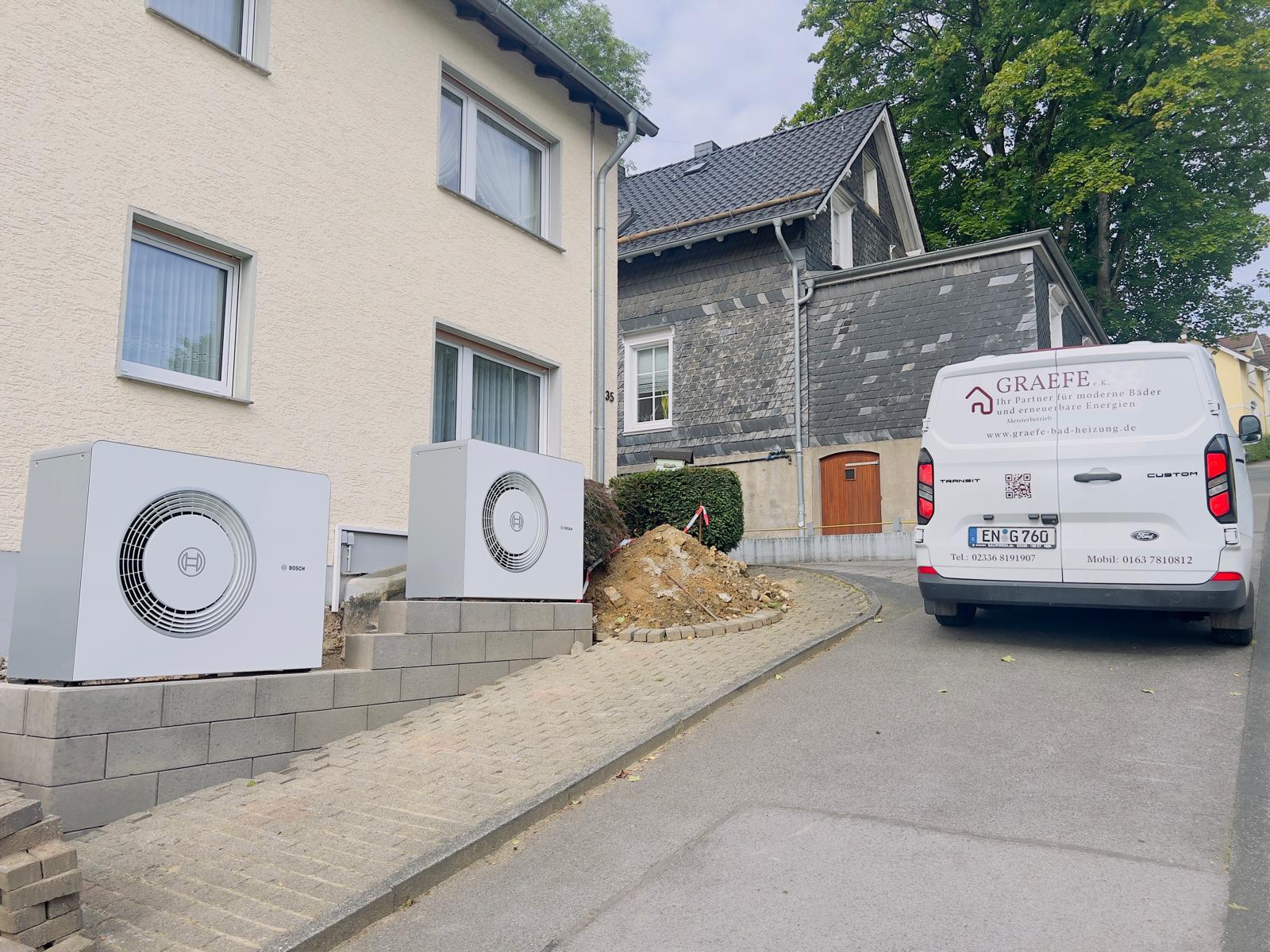 Zwei installierte Bosch Wärmepumpen und Servicefahrzeug von Graefe e.K.